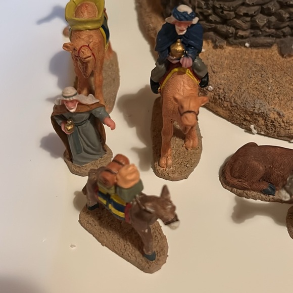 Lemax Nativity Scene with Multicolor Figurines - Picture 3 of 6